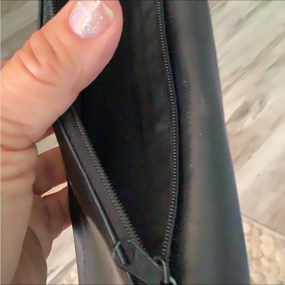 DIAMICCI wallet black leather lots of room gold hardware good shape - Picture 4 of 7